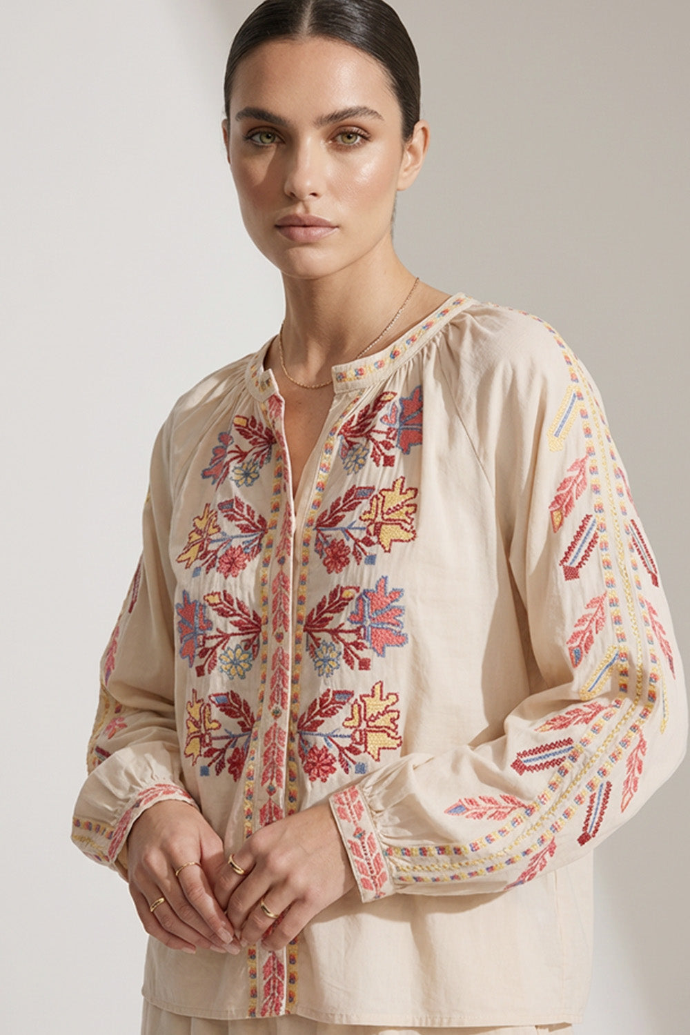 μπεζ πουκάμισο με πολύχρωμα κεντήματα μπροστά και στα μανίκια boho στυλ