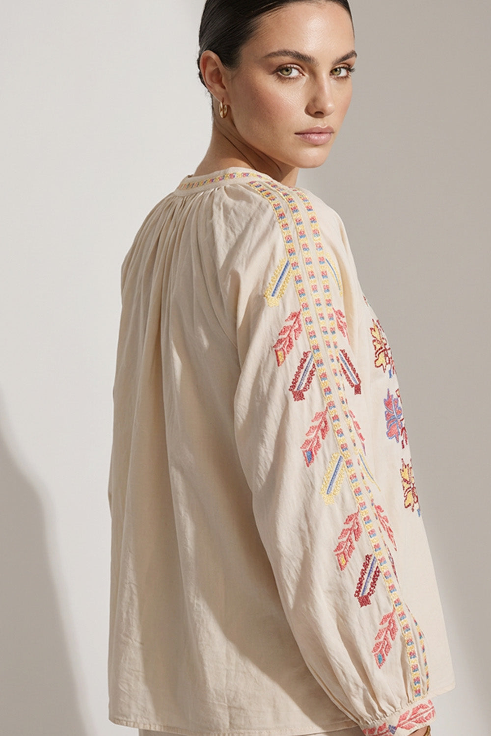 μπεζ πουκάμισο με πολύχρωμα κεντήματα μπροστά και στα μανίκια boho στυλ