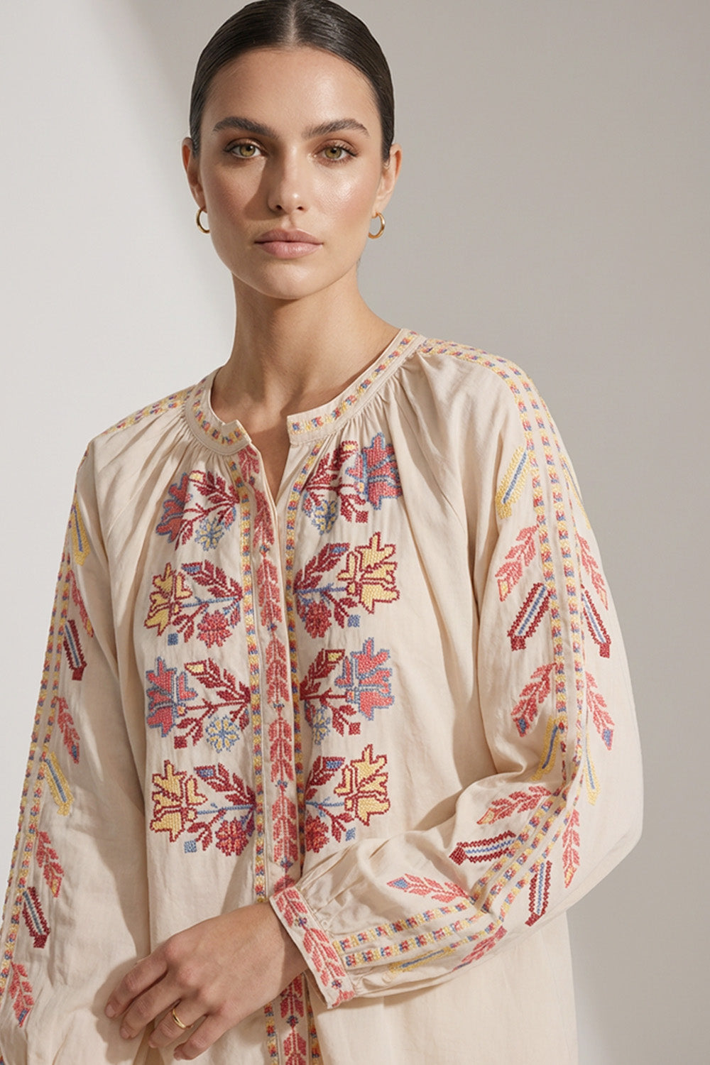 μπεζ πουκάμισο με πολύχρωμα κεντήματα μπροστά και στα μανίκια boho στυλ