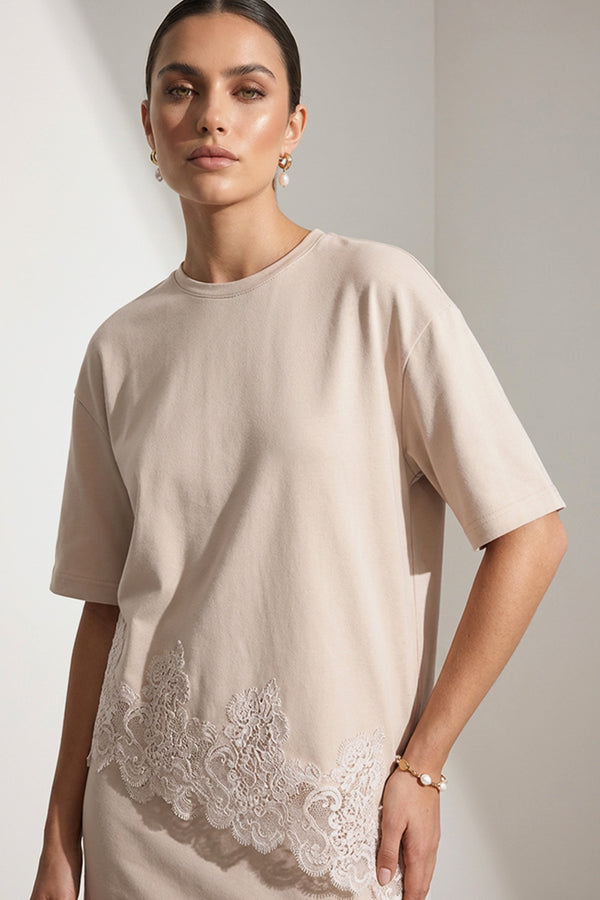 Μπεζ oversized γυναικείο T-shirt με δαντελένια λεπτομέρεια στο κάτω μέρος
