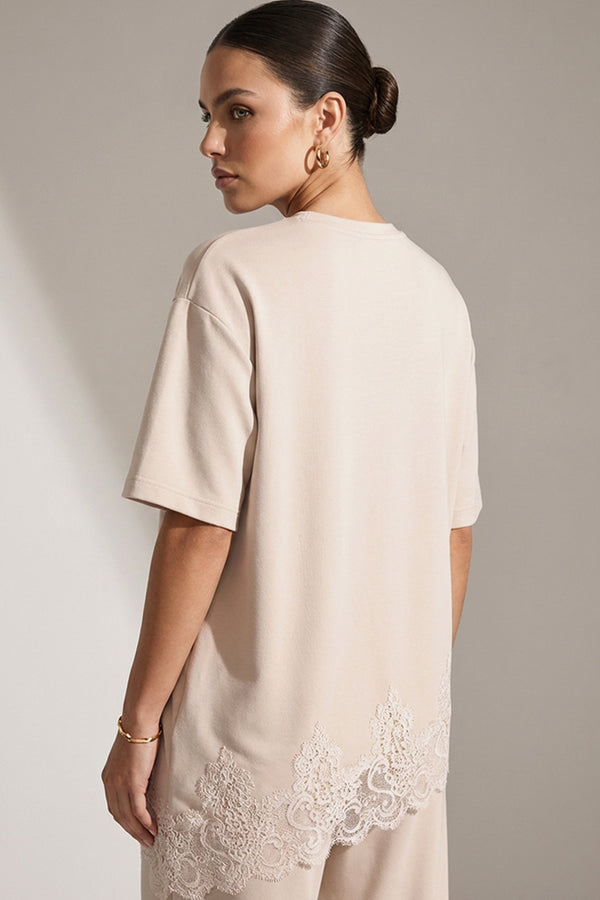 Μπεζ oversized γυναικείο T-shirt με δαντελένια λεπτομέρεια στο κάτω μέρος