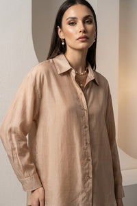 Μπεζ διάφανο πουκάμισο με κουμπιά και μακριά μανίκια, φορεμένο σε μοντέλο σε minimal studio σκηνικό.