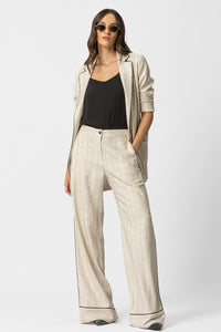 Μπεζ ριγέ γυναικεία παντελόνα σε φαρδιά γραμμή με μαύρη ρέλι στο πλάι και στο τελείωμα