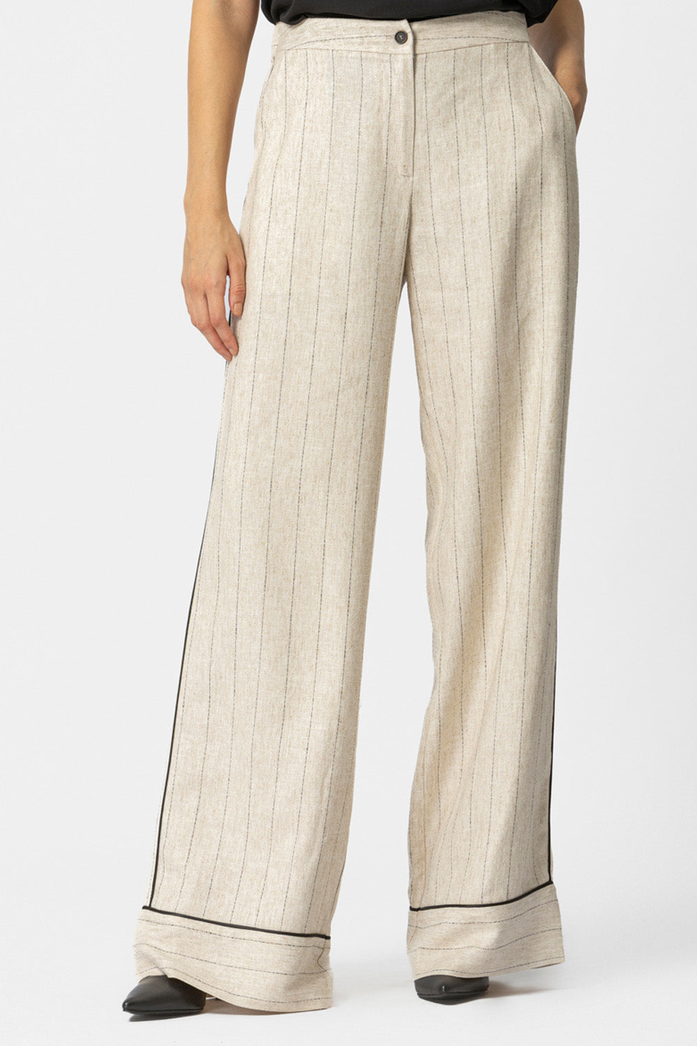 Μπεζ ριγέ γυναικεία παντελόνα σε φαρδιά γραμμή με μαύρη ρέλι στο πλάι και στο τελείωμα