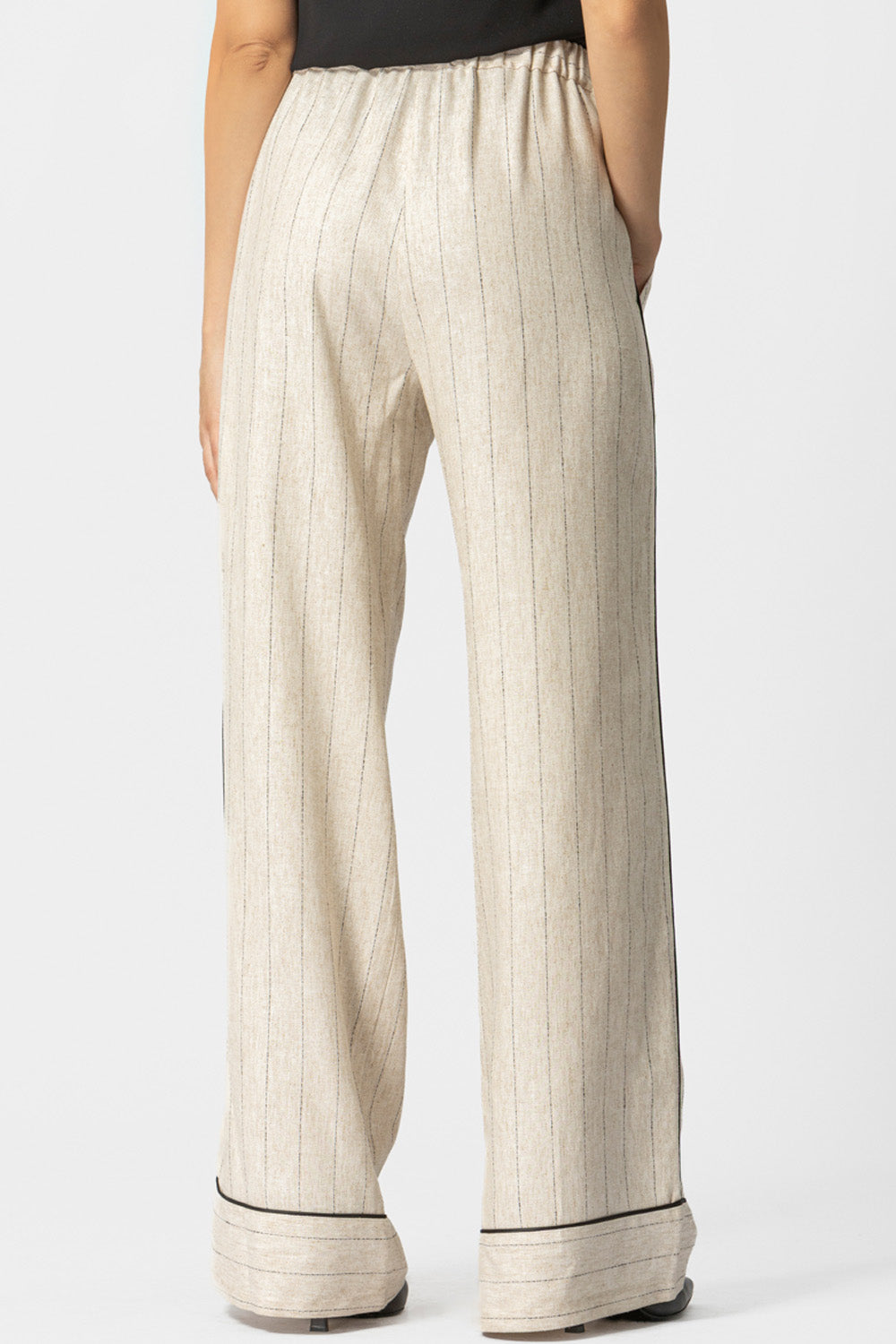 Μπεζ ριγέ γυναικεία παντελόνα σε φαρδιά γραμμή με μαύρη ρέλι στο πλάι και στο τελείωμα