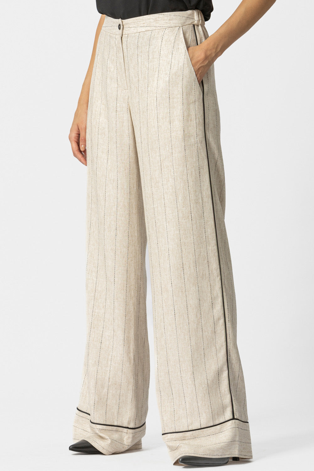 Μπεζ ριγέ γυναικεία παντελόνα σε φαρδιά γραμμή με μαύρη ρέλι στο πλάι και στο τελείωμα