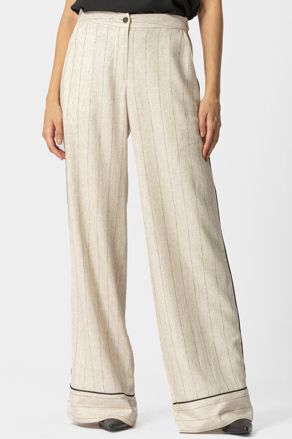 Μπεζ ριγέ γυναικεία παντελόνα σε φαρδιά γραμμή με μαύρη ρέλι στο πλάι και στο τελείωμα