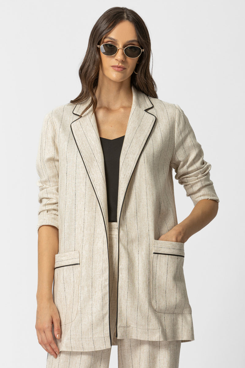 Μπεζ ριγέ γυναικείο σακάκι με μαύρη ρέλι στο πέτο και patch τσέπες μπροστά