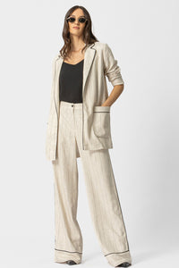 Μπεζ ριγέ γυναικείο σακάκι με μαύρη ρέλι στο πέτο και patch τσέπες μπροστά