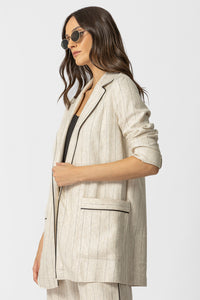 Μπεζ ριγέ γυναικείο σακάκι με μαύρη ρέλι στο πέτο και patch τσέπες μπροστά