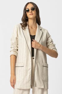 Μπεζ ριγέ γυναικείο σακάκι με μαύρη ρέλι στο πέτο και patch τσέπες μπροστά