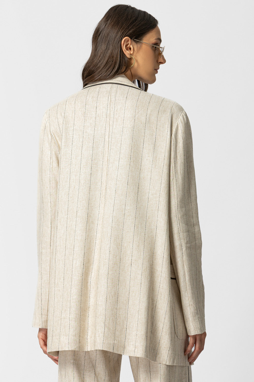 Μπεζ ριγέ γυναικείο σακάκι με μαύρη ρέλι στο πέτο και patch τσέπες μπροστά