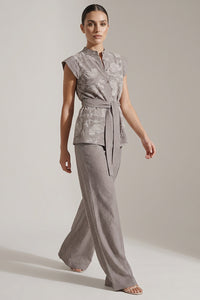 Μπεζ ριγέ σετ με κεντημένο αμάνικο top και παντελόνι σε μακριά γραμμή.