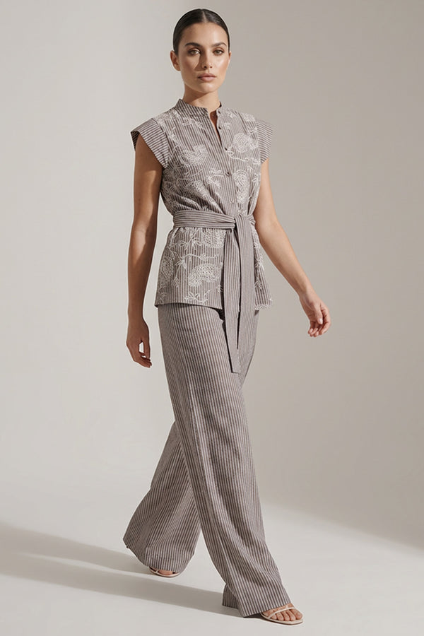 Μπεζ ριγέ σετ με κεντημένο αμάνικο top και παντελόνι σε μακριά γραμμή.