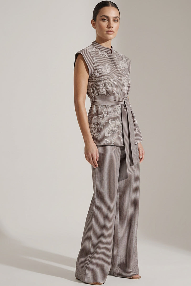 Μπεζ ριγέ σετ με κεντημένο αμάνικο top και παντελόνι σε μακριά γραμμή.