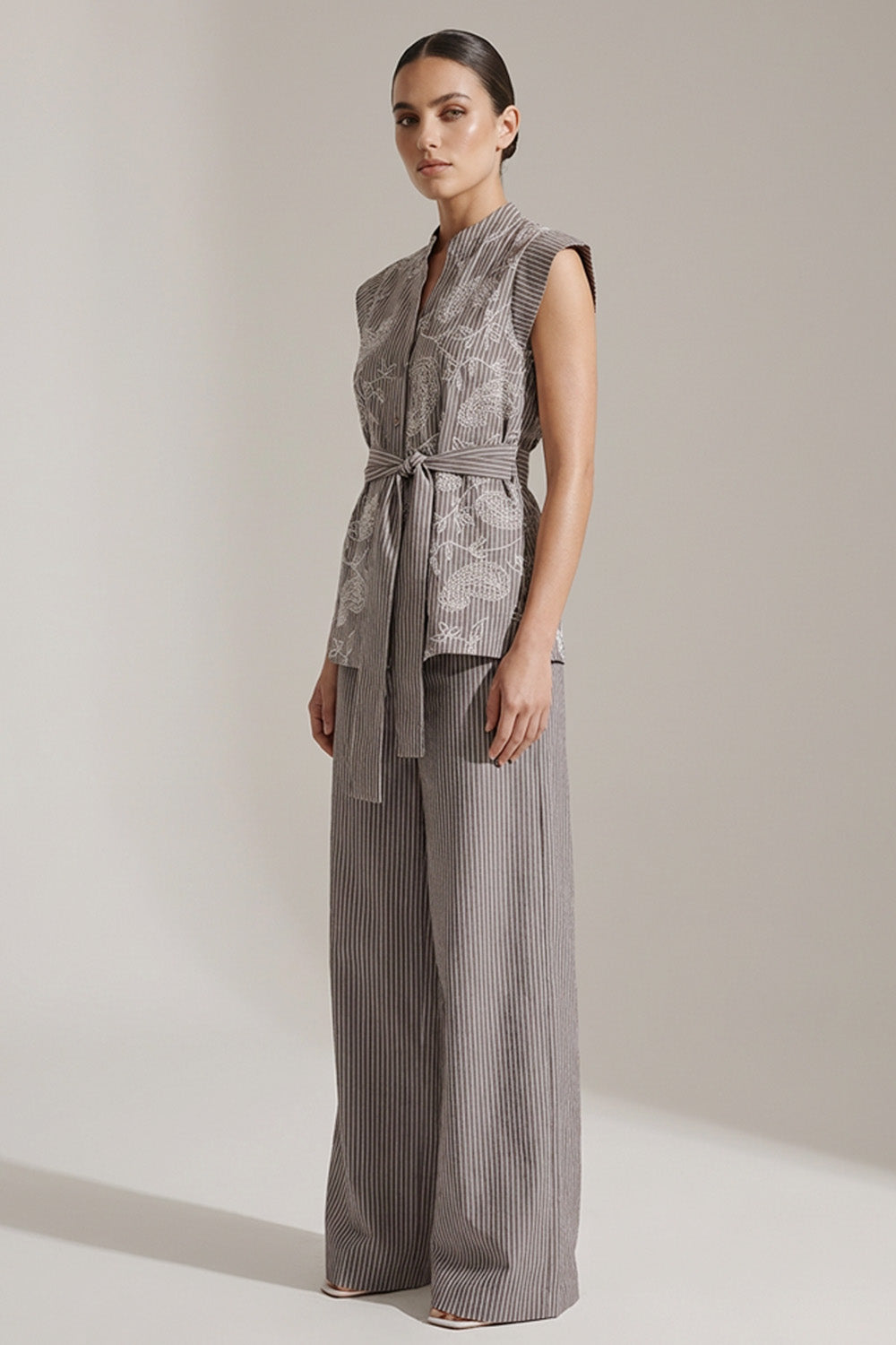 Μπεζ ριγέ σετ με κεντημένο αμάνικο top και παντελόνι σε μακριά γραμμή.