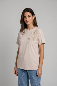 Μπεζ T-shirt με κοντά μανίκια και διακόσμηση με πέρλες στο επάνω μέρος σε ίσια γραμμή