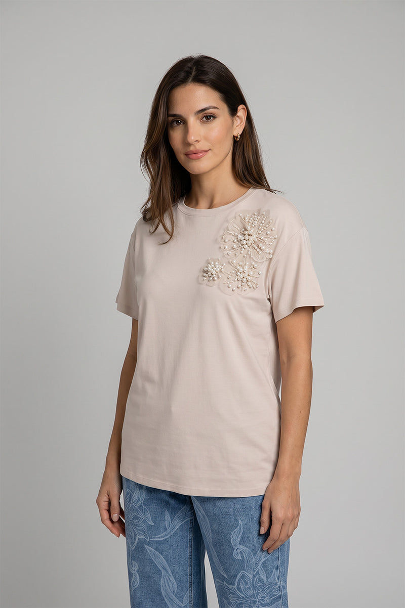 Μπεζ T-shirt με κοντά μανίκια και διακόσμηση με πέρλες στο επάνω μέρος σε ίσια γραμμή
