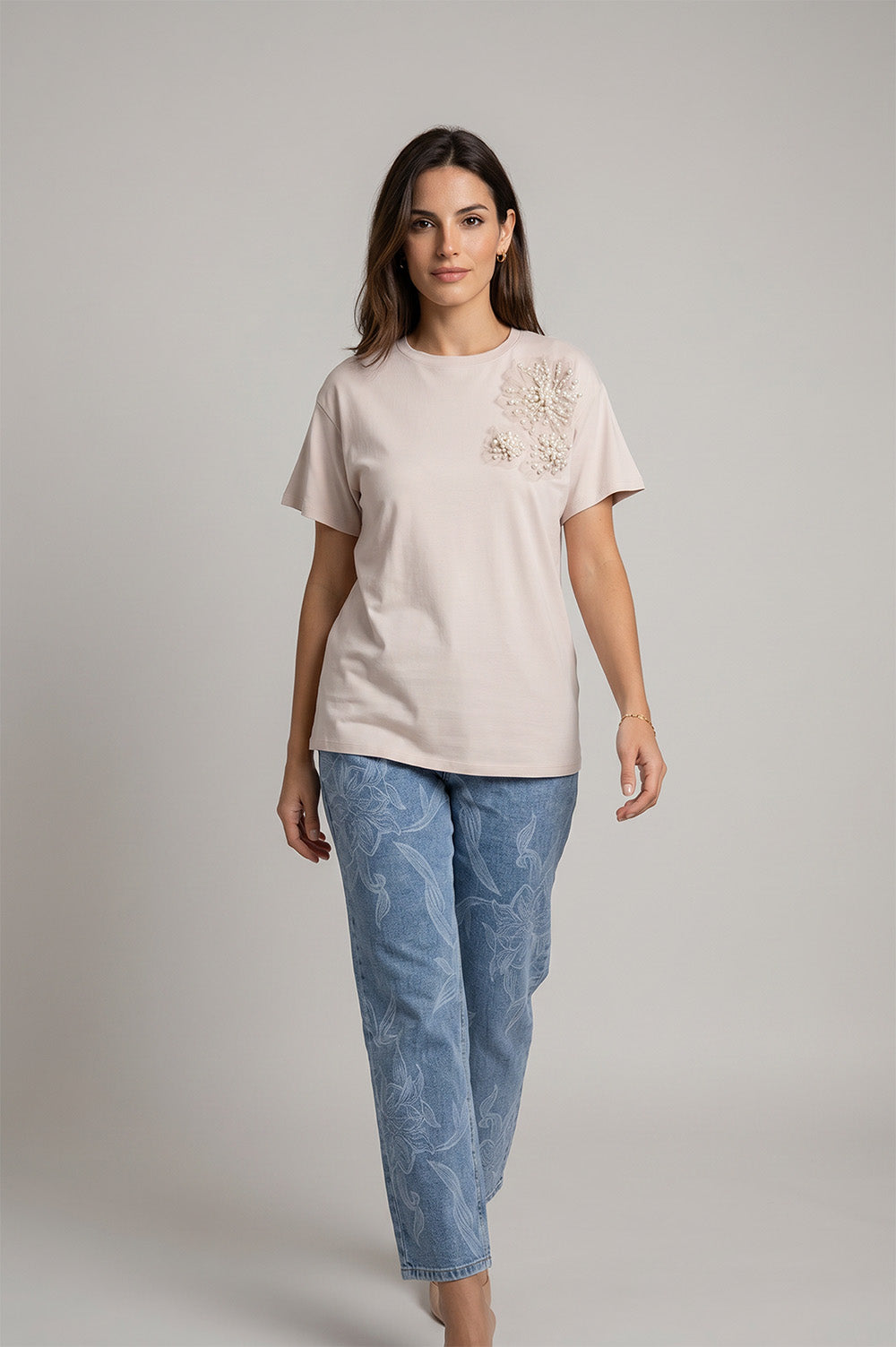 Μπεζ T-shirt με κοντά μανίκια και διακόσμηση με πέρλες στο επάνω μέρος σε ίσια γραμμή