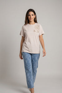 Μπεζ T-shirt με κοντά μανίκια και διακόσμηση με πέρλες στο επάνω μέρος σε ίσια γραμμή