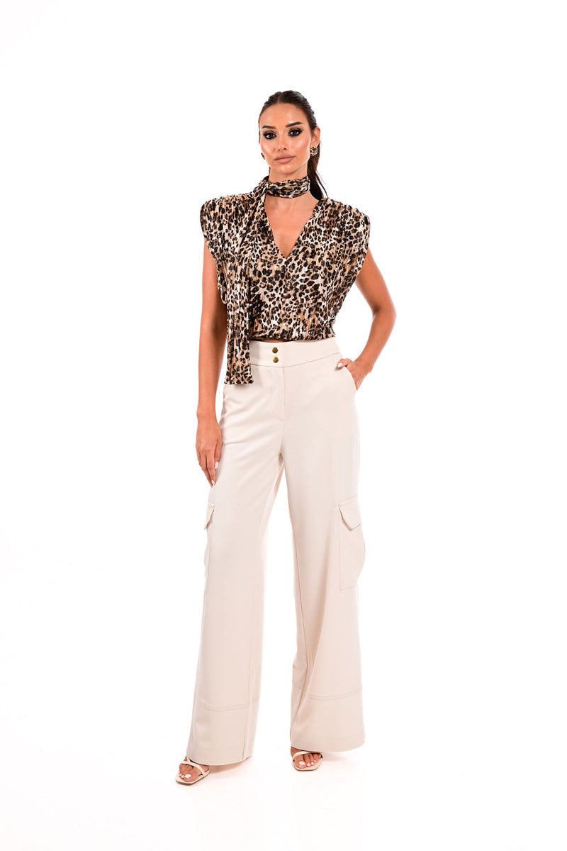 Μπεζ wide leg παντελόνι με τσέπες cargo και χρυσά κουμπιά από την Ellisargi Boutique