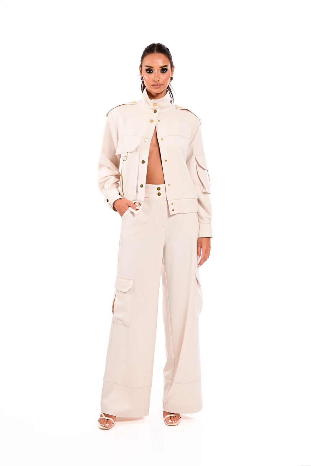 Μπεζ wide leg παντελόνι με τσέπες cargo και χρυσά κουμπιά από την Ellisargi Boutique