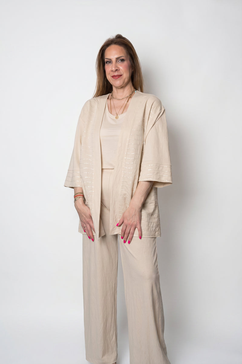 Γυναικεία μπεζ ζακέτα kimono με διακριτικές παγιέτες και μανίκια 3/4.