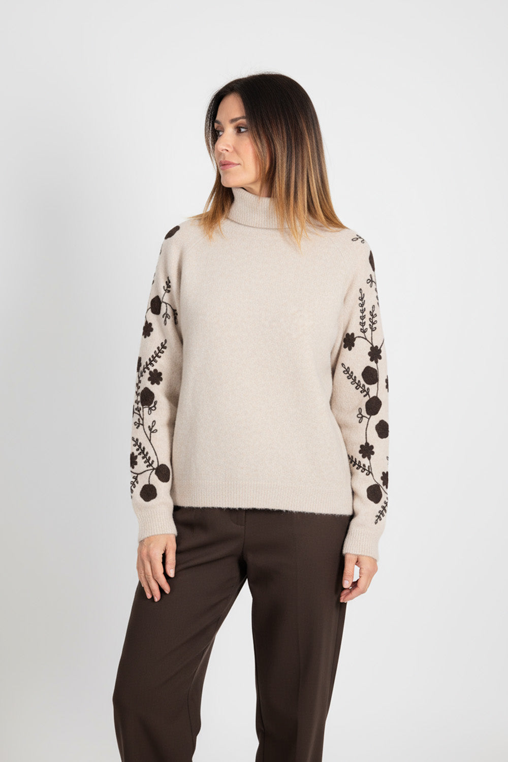 Μπεζ ζιβάγκο πλεκτή μπλούζα με κεντημένα μανίκια