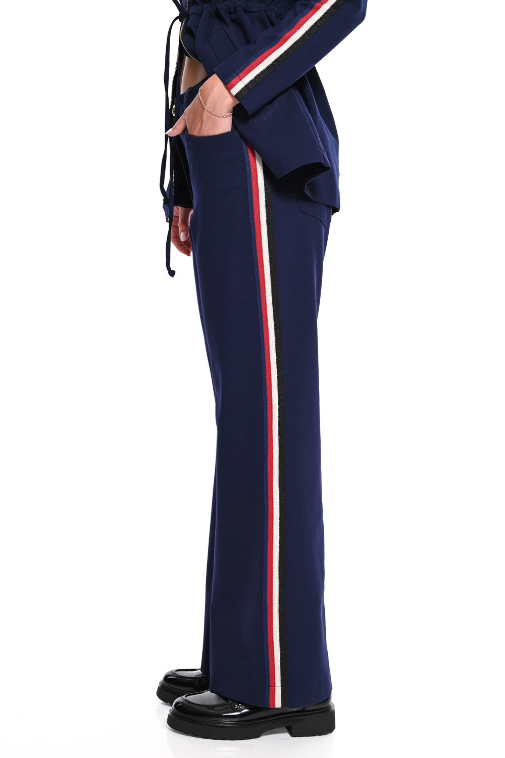 Μπλε γυναικείο παντελόνι wide leg με πλαϊνές ρίγες σε κόκκινο, λευκό και μαύρο.