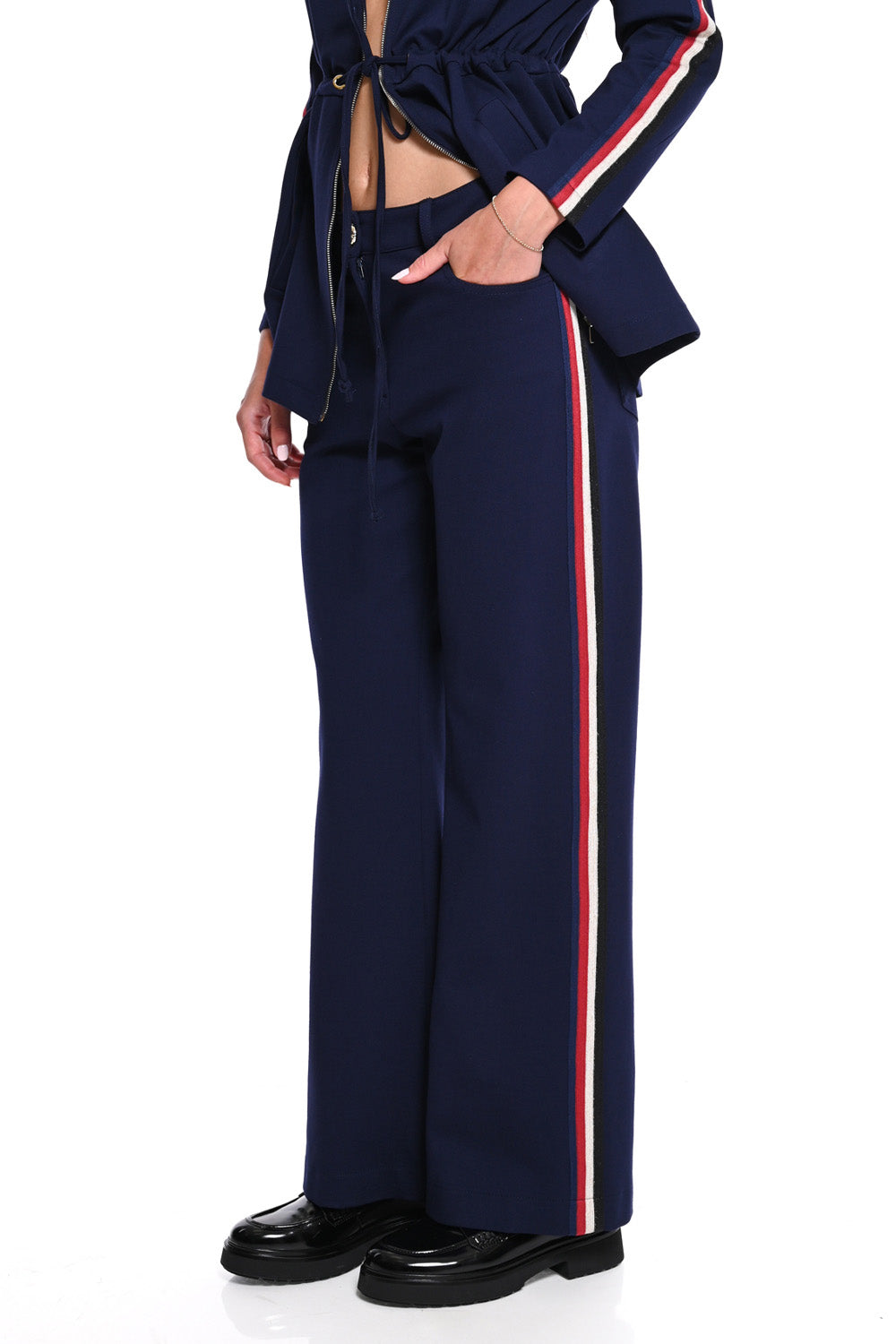Μπλε γυναικείο παντελόνι wide leg με πλαϊνές ρίγες σε κόκκινο, λευκό και μαύρο.