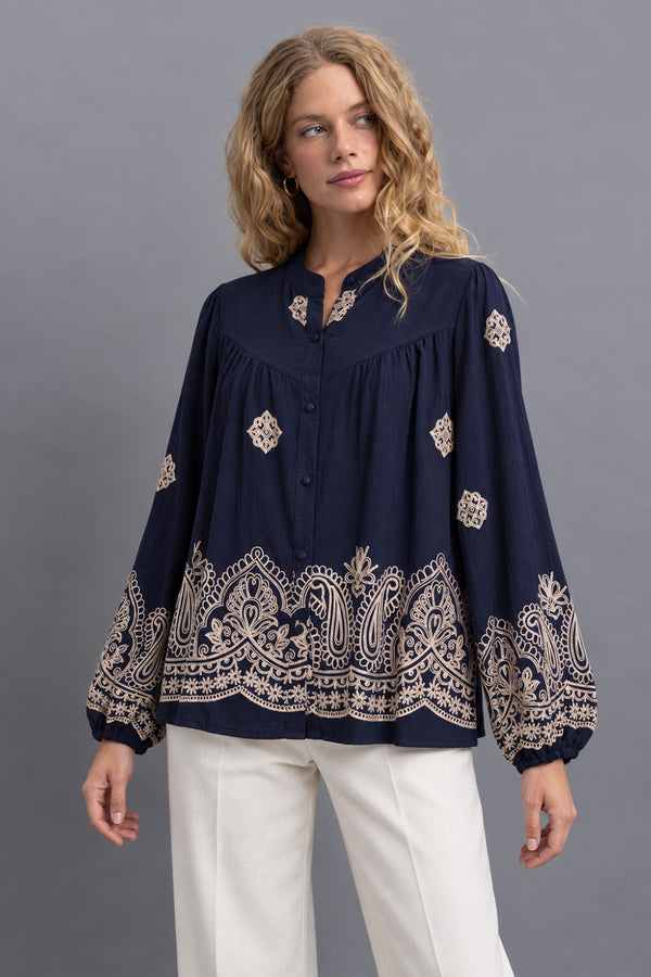 Μπλε γυναικείο πουκάμισο με μπεζ κέντημα στο τελείωμα και στα μακριά μανίκια