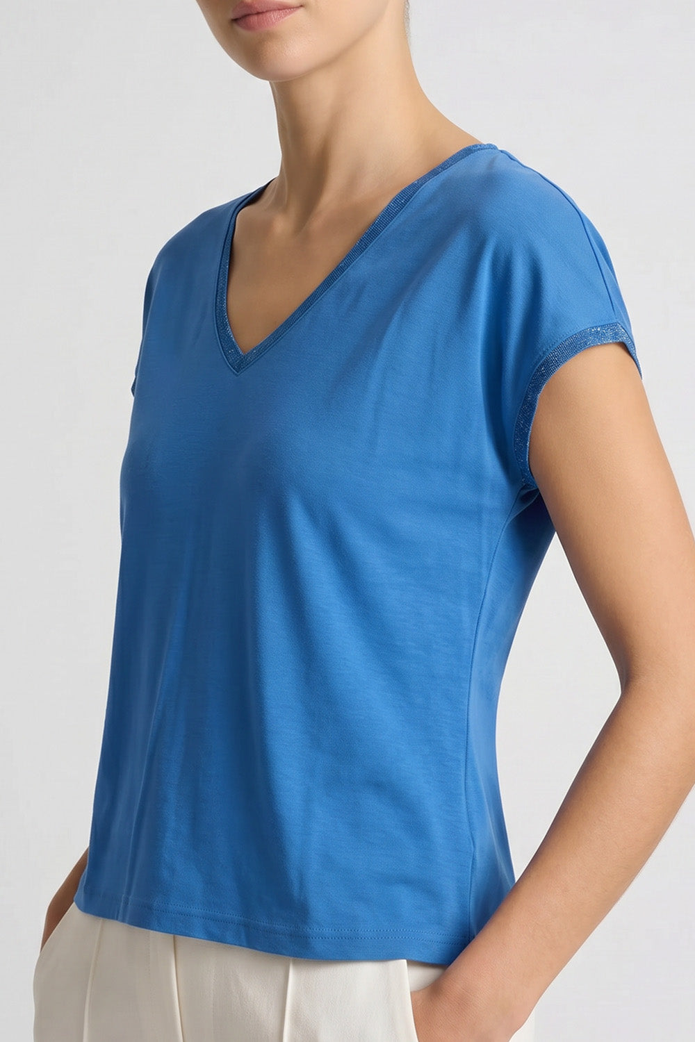 Μπλε γυναικείο T-shirt με V λαιμόκοψη και διακριτικό λαμπερό τελείωμα.