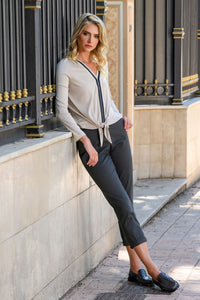 Μπεζ μπλούζα με V ντεκολτέ, κάθετη μαύρη τρέσα και κόμπο στο τελείωμα – Ellisargi Boutique