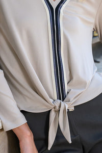 Μπεζ μπλούζα με V ντεκολτέ, κάθετη μαύρη τρέσα και κόμπο στο τελείωμα – Ellisargi Boutique