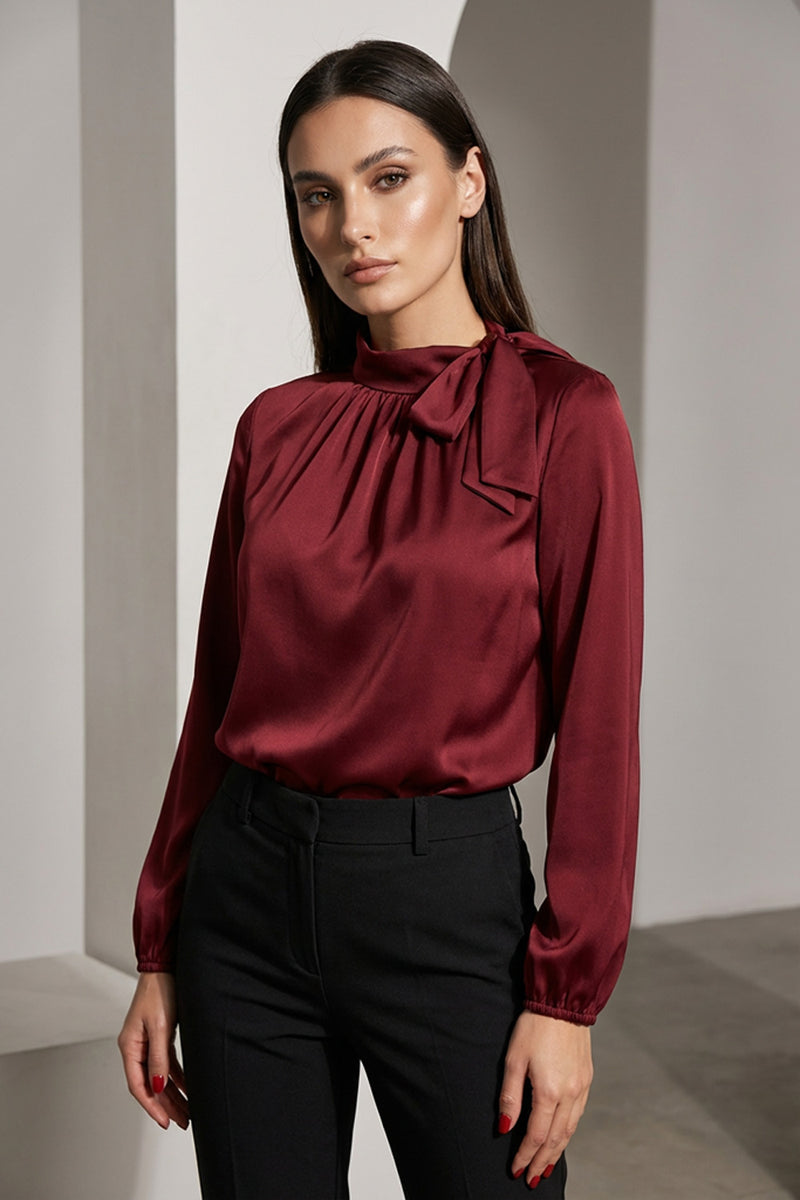 Μπορντό μπλούζα με δέσιμο στο λαιμό και μακρύ μανίκι, κομψή γραμμή, φορεμένη από μοντέλο σε minimal studio φόντο