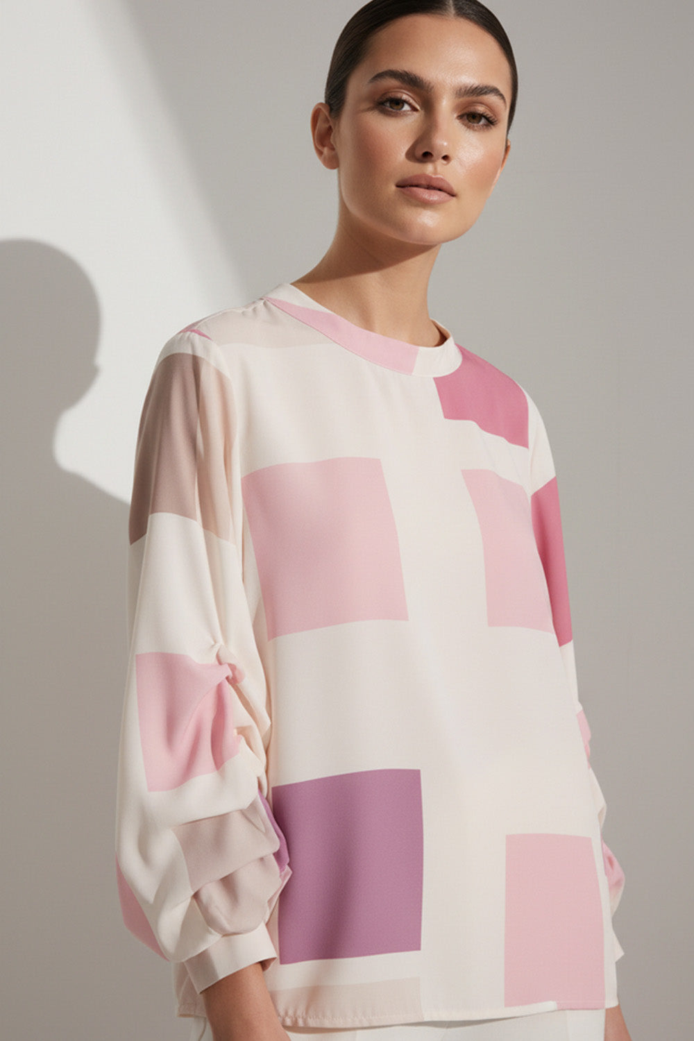 Γυναικεία εκρού μπλούζα με ροζ γεωμετρικό print και μακριά μανίκια