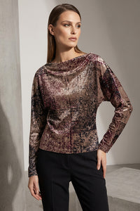 Μπλούζα σατέν εμπριμέ σε μπρονζ–χρυσές αποχρώσεις με draped λαιμόκοψη, φωτογράφιση στούντιο.