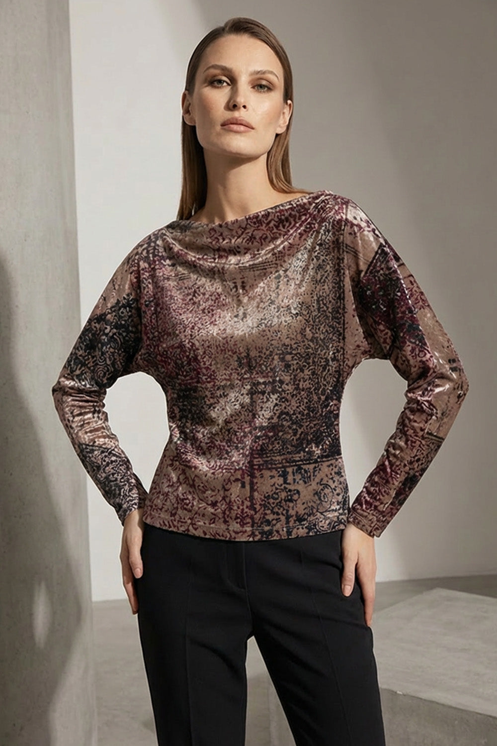 Μπλούζα σατέν εμπριμέ σε μπρονζ–χρυσές αποχρώσεις με draped λαιμόκοψη, φωτογράφιση στούντιο.