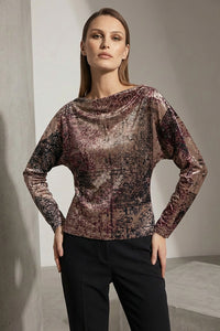 Μπλούζα σατέν εμπριμέ σε μπρονζ–χρυσές αποχρώσεις με draped λαιμόκοψη, φωτογράφιση στούντιο.