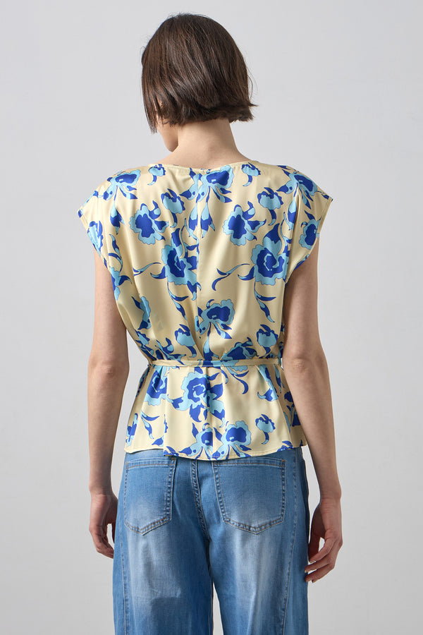 Γυναικεία μπεζ μπλούζα με μπλε φλοράλ σχέδιο, ντραπέ λαιμόκοψη και ζωνάκι στη μέση