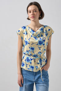 Γυναικεία μπεζ μπλούζα με μπλε φλοράλ σχέδιο, ντραπέ λαιμόκοψη και ζωνάκι στη μέση