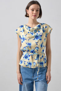 Γυναικεία μπεζ μπλούζα με μπλε φλοράλ σχέδιο, ντραπέ λαιμόκοψη και ζωνάκι στη μέση