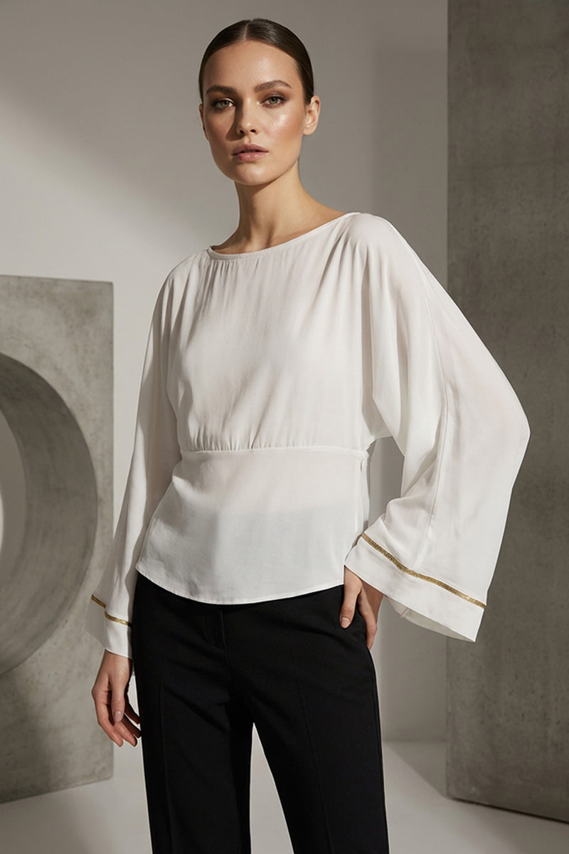 Λευκή μπλούζα iRous με φαρδιά μανίκια και χρυσοκεντημένο σχέδιο στην πλάτη, φωτογράφιση στούντιο.