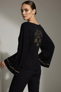 Μαύρη μπλούζα iRous με φαρδιά μανίκια και χρυσοκεντημένο σχέδιο στην πλάτη, φωτογράφιση στούντιο.