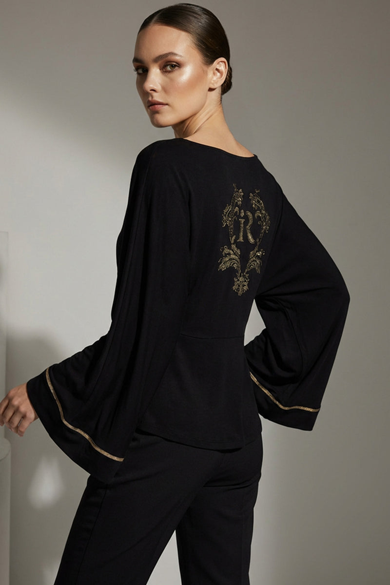 Μαύρη μπλούζα iRous με φαρδιά μανίκια και χρυσοκεντημένο σχέδιο στην πλάτη, φωτογράφιση στούντιο.
