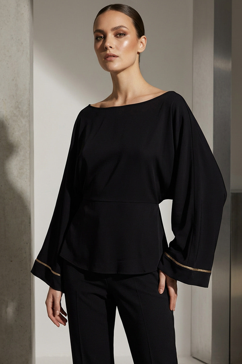 Μαύρη μπλούζα iRous με φαρδιά μανίκια και χρυσοκεντημένο σχέδιο στην πλάτη, φωτογράφιση στούντιο.