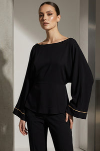 Μαύρη μπλούζα iRous με φαρδιά μανίκια και χρυσοκεντημένο σχέδιο στην πλάτη, φωτογράφιση στούντιο.