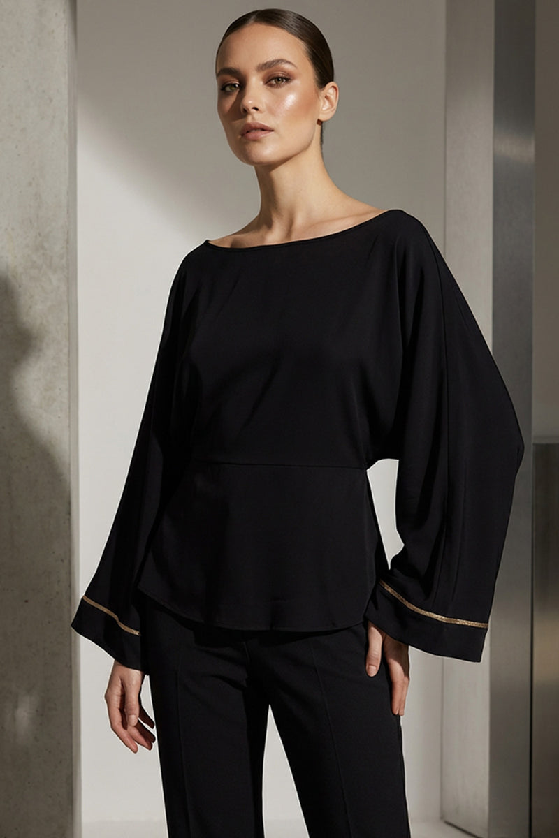 Μαύρη μπλούζα iRous με φαρδιά μανίκια και χρυσοκεντημένο σχέδιο στην πλάτη, φωτογράφιση στούντιο.