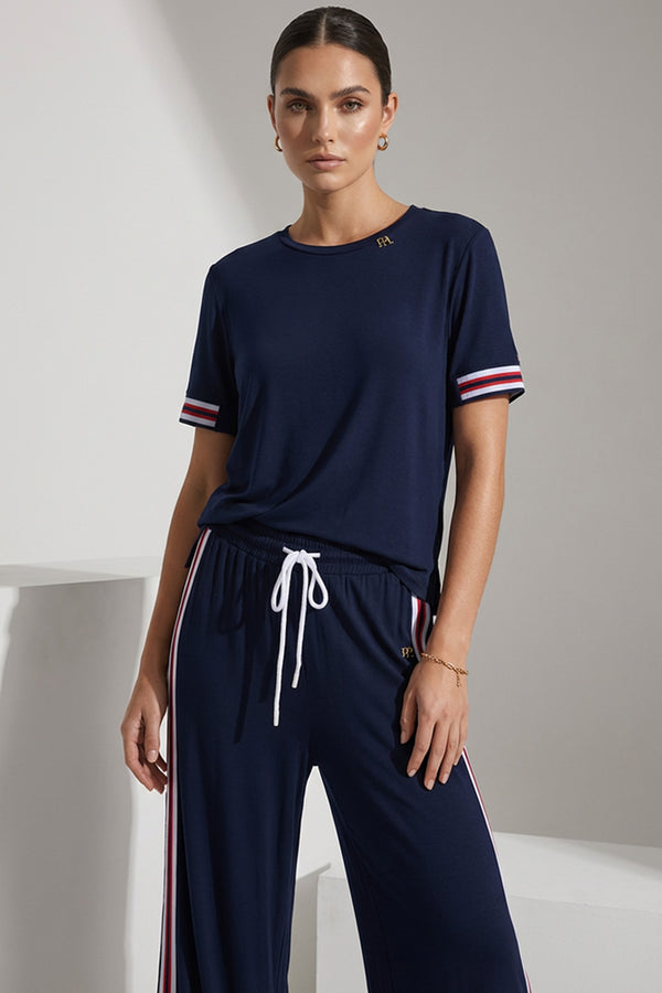 Γυναικεία navy μπλούζα με κοντό μανίκι και ριγέ λευκό-κόκκινη λεπτομέρεια.