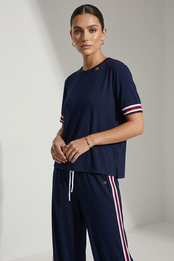 Γυναικεία navy μπλούζα με κοντό μανίκι και ριγέ λευκό-κόκκινη λεπτομέρεια.